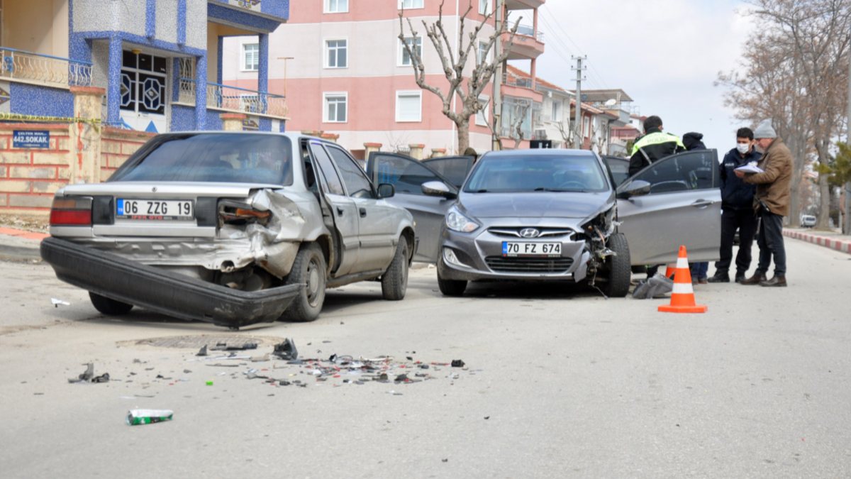 Karaman'da 2'si kadın 4 kişi çalıntı araçla polisten kaçarken kaza yaptı