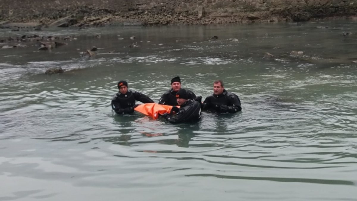 Artvin'de nehre düşen tırın şoförü cansız bulundu
