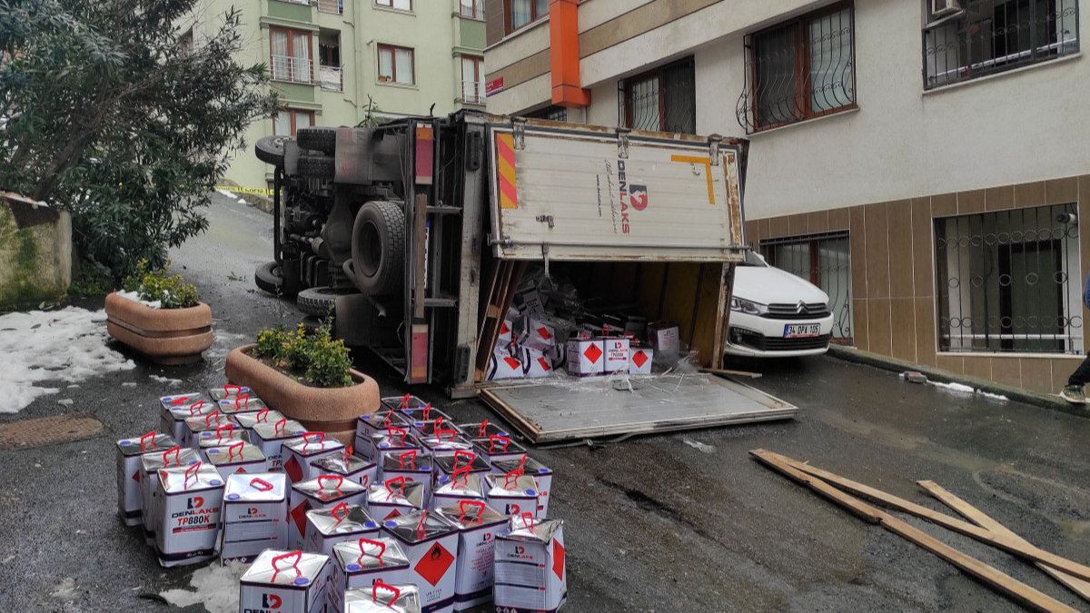 Beyoğlu’nda, yapıştırıcı madde yüklü kamyonet devrildi