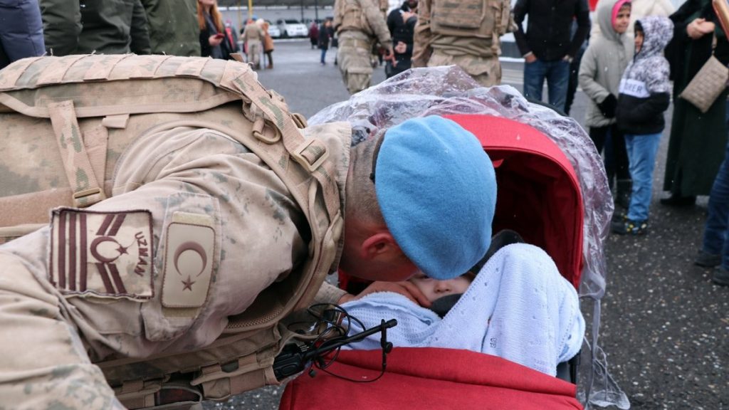 Afrin’den dönen 203 komando, aileleri ile buluştu