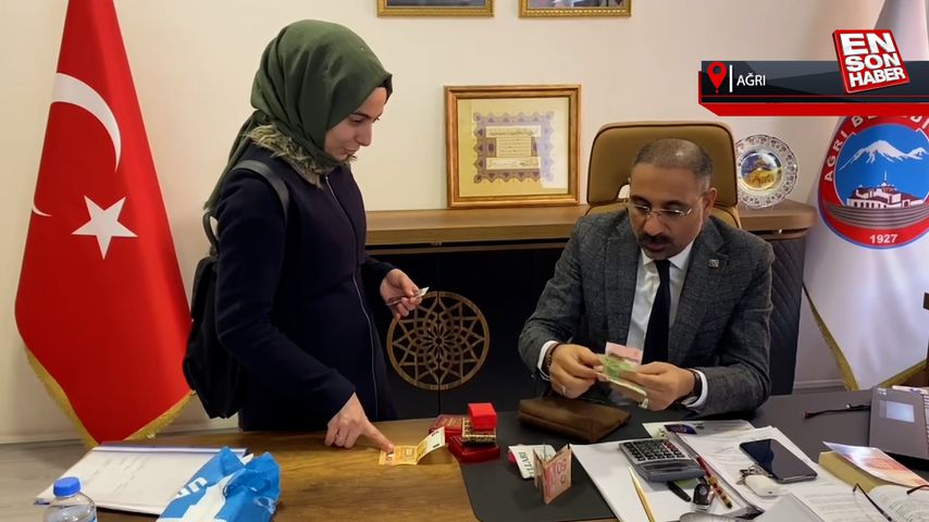 Ağrı’da minibüste düşürülen döviz ve altın sahibine ulaştırıldı