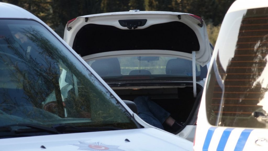 Antalya’da 4 gündür park halinde olan otomobilin bagajından ceset çıktı