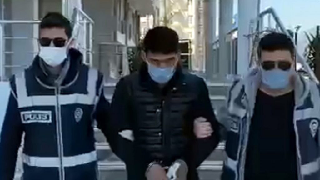 Antalya’da kilitlemeyi unuttuğu aracından para çalan hırsız yakalandı