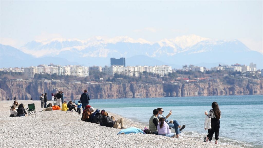 Antalyalılar, güneşin tadını Konyaaltı Sahili’nde çıkardı