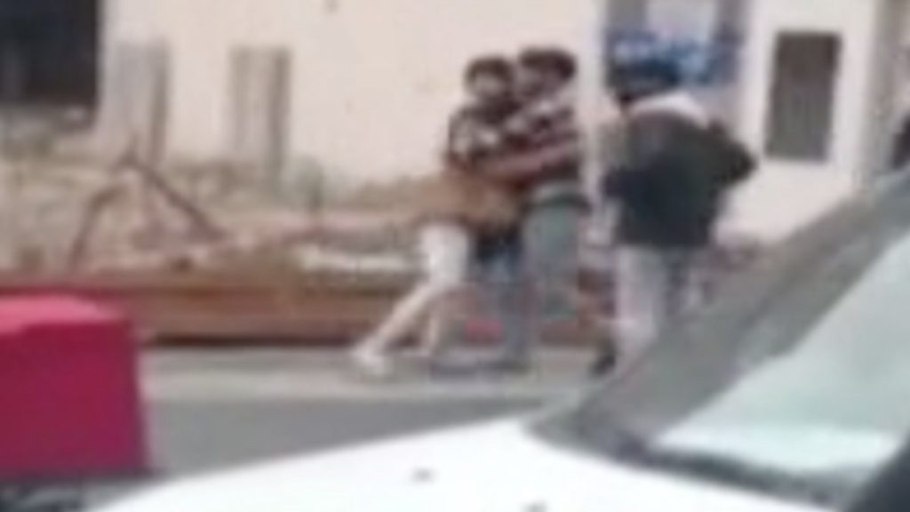 Arnavutköy’de cadde ortasında tekme tokat kavga