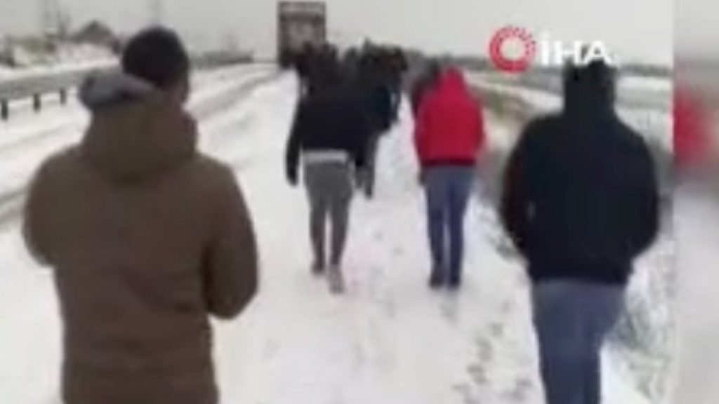 Arnavutköy’de kar nedeniyle servis araçları yolda kaldı