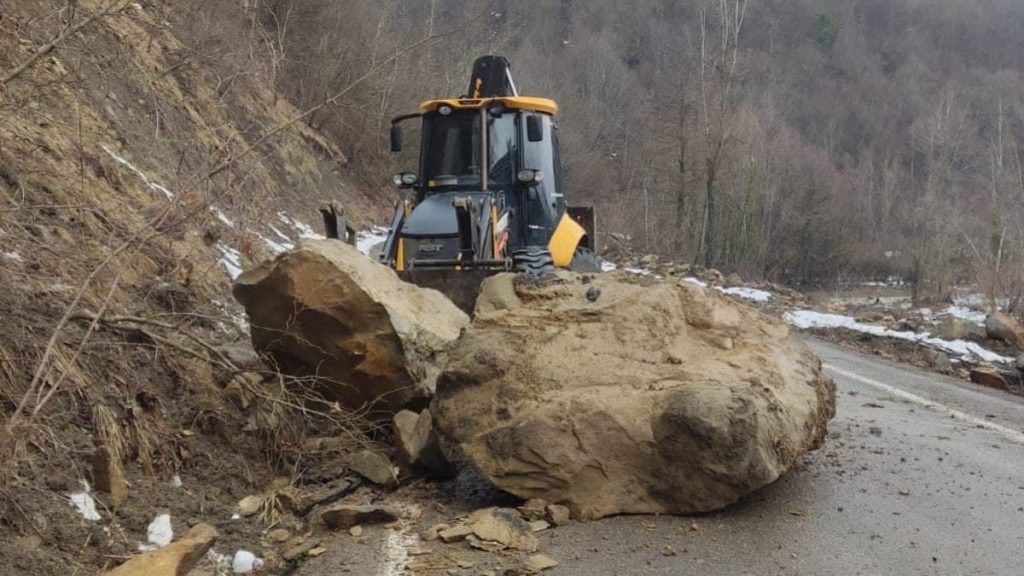 Bartın’da heyelanla birlikte yola kaya parçaları düştü