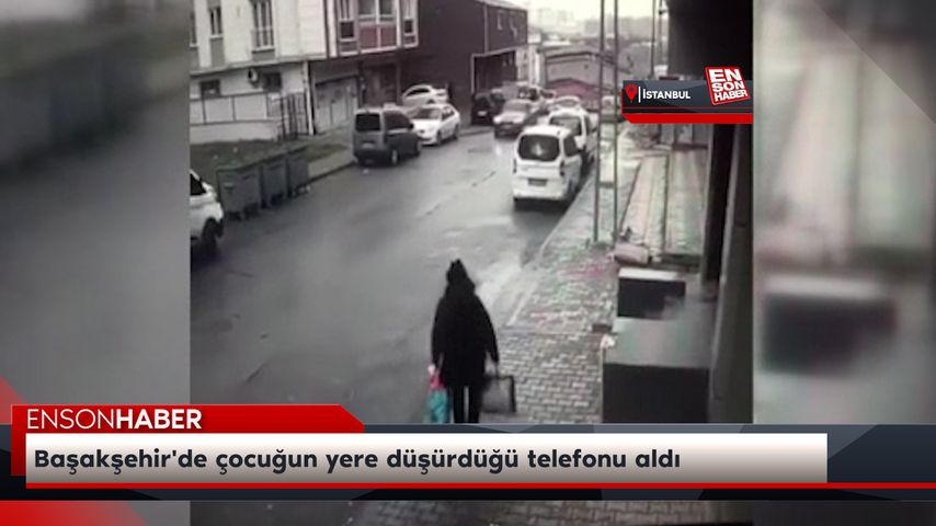 Başakşehir’de çocuğun yere düşürdüğü telefonu aldı