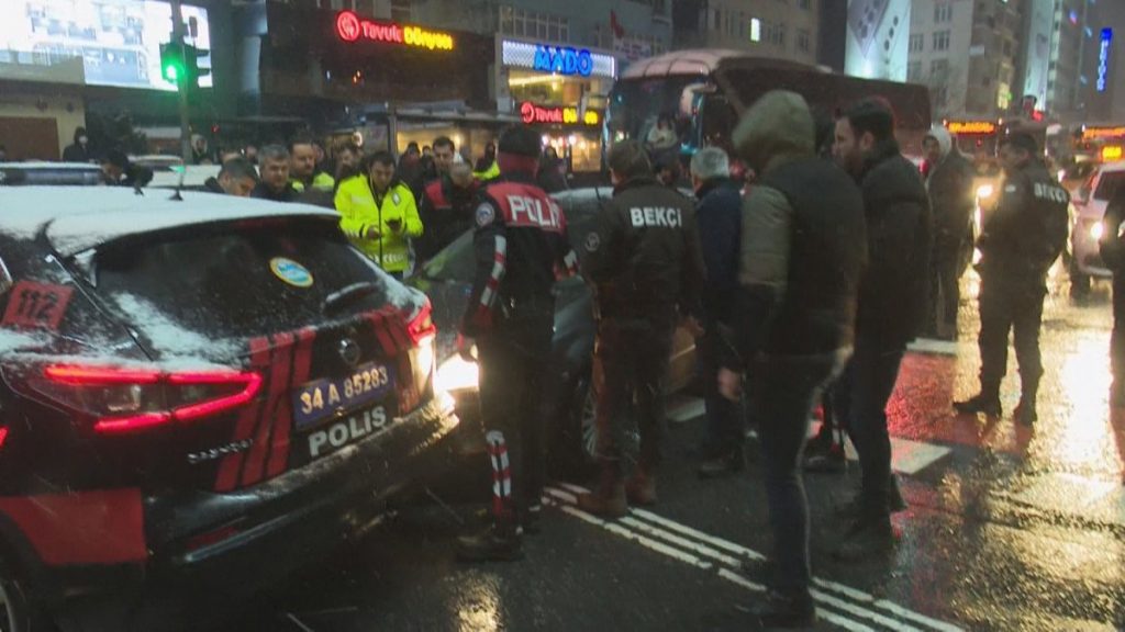 Beşiktaş’tan kaçan sürücüyü Mecidiyeköy’de yakalayan polis, barikat kurdu