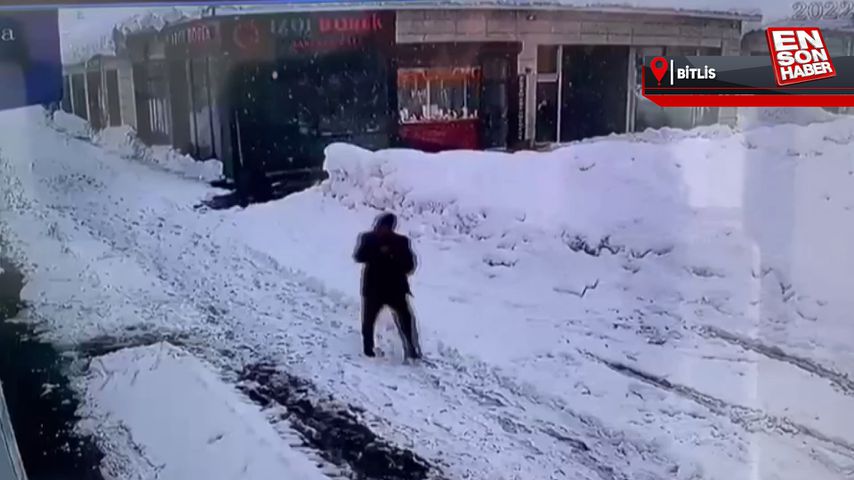 Bitlis’te tonlarca ağırlıktaki karın altında kalmaktan son anda kurtuldu