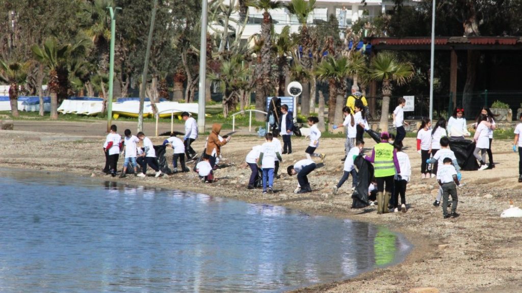 Bodrum’da denizden 1 ton atık çıkarıldı