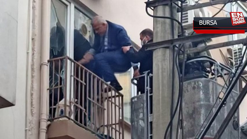 Bursa’da evi yakıp kendisini içeriye kilitleyen genç adamı polis kurtardı