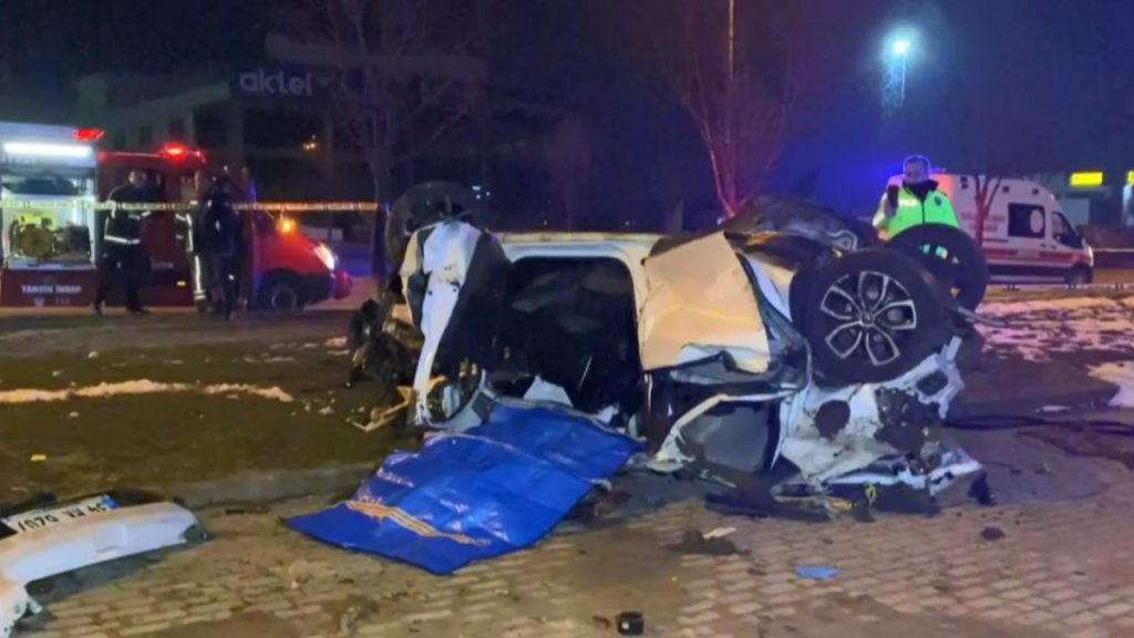 Bursa’da takla atan otomobilde can verdiler