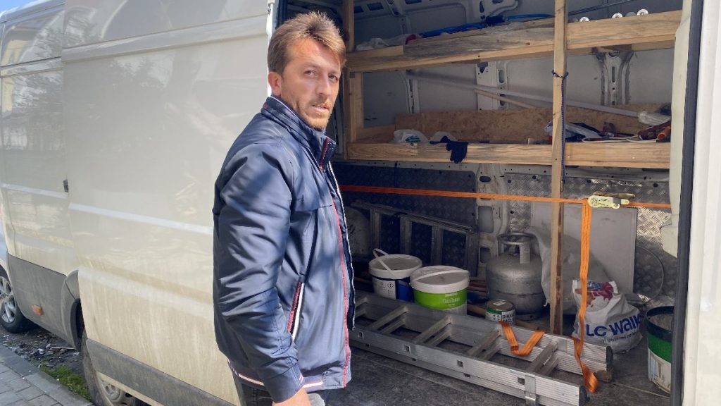 Büyükçekmece’de hırsızlar arabasındaki eşyaları çaldı