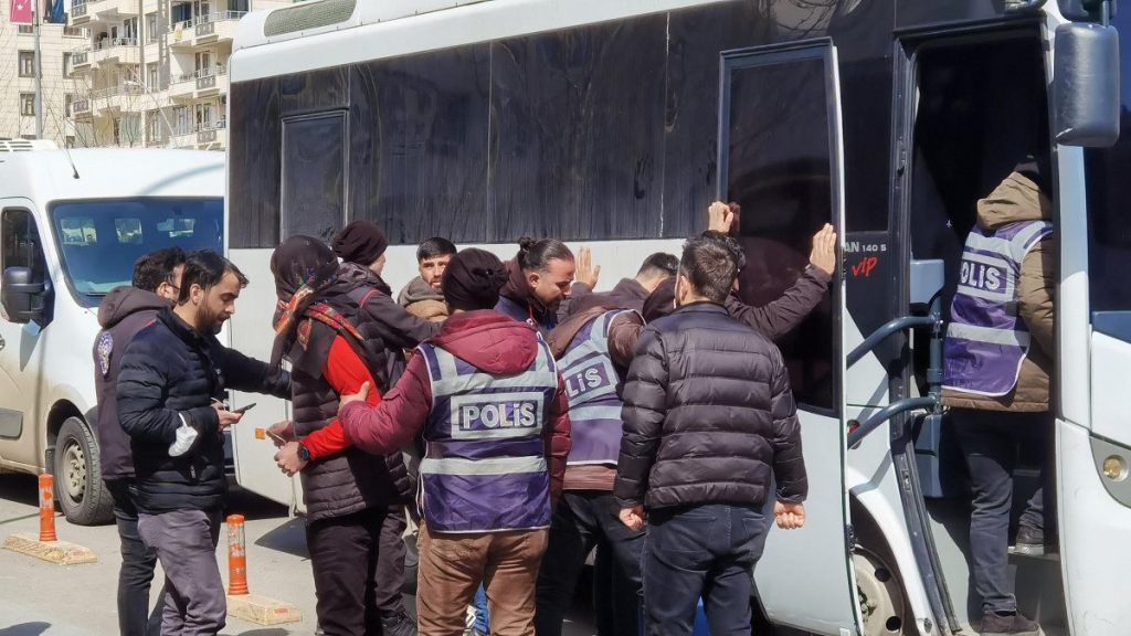 Diyarbakır’da HDP’nin nevruz etkinliğinde PKK sloganı atanlar yakalandı