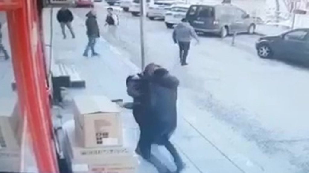 Düzce’de, husumetlisini sokakta silahla kovaladı