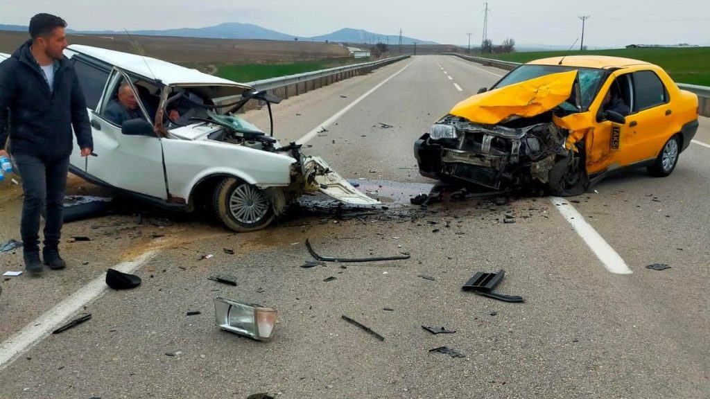 Edirne’de taksi ile otomobil kafa kafaya çarpıştı: 1 ölü, 2 yaralı