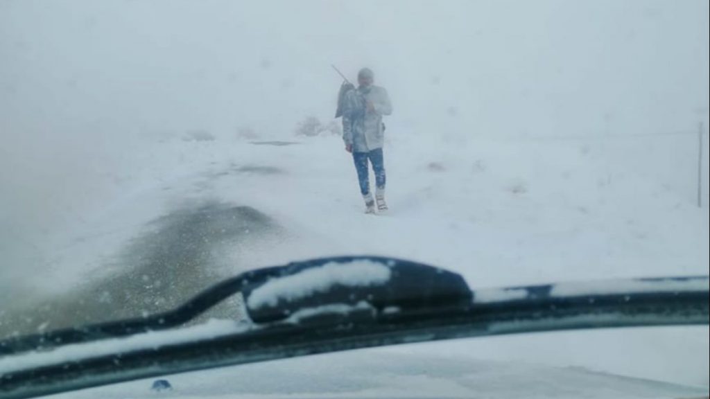 Elazığ’da donmamak için kıyafetlerini yaktı