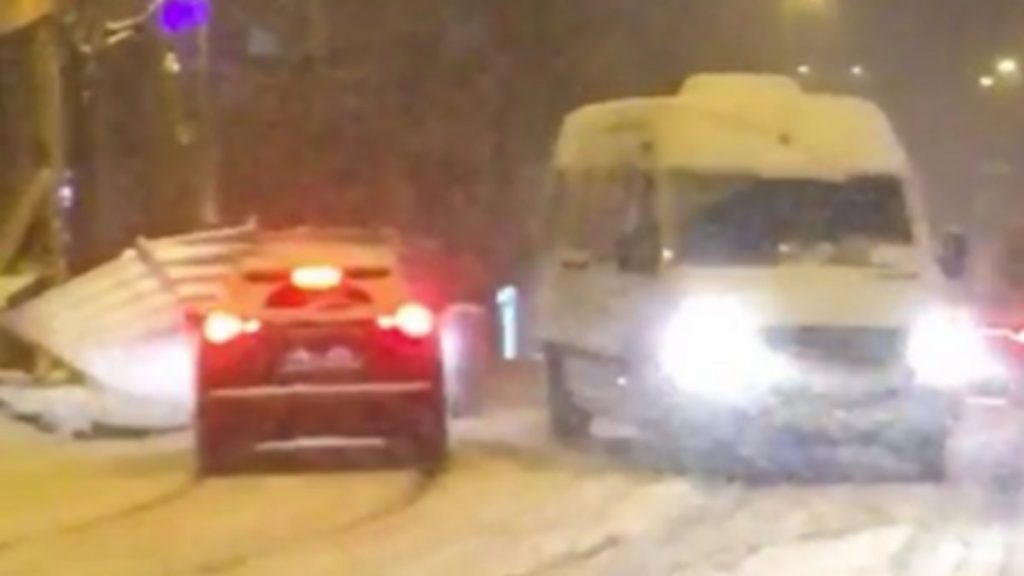 Esenyurt’ta sürücülerin refleksleri, olası kazayı önledi