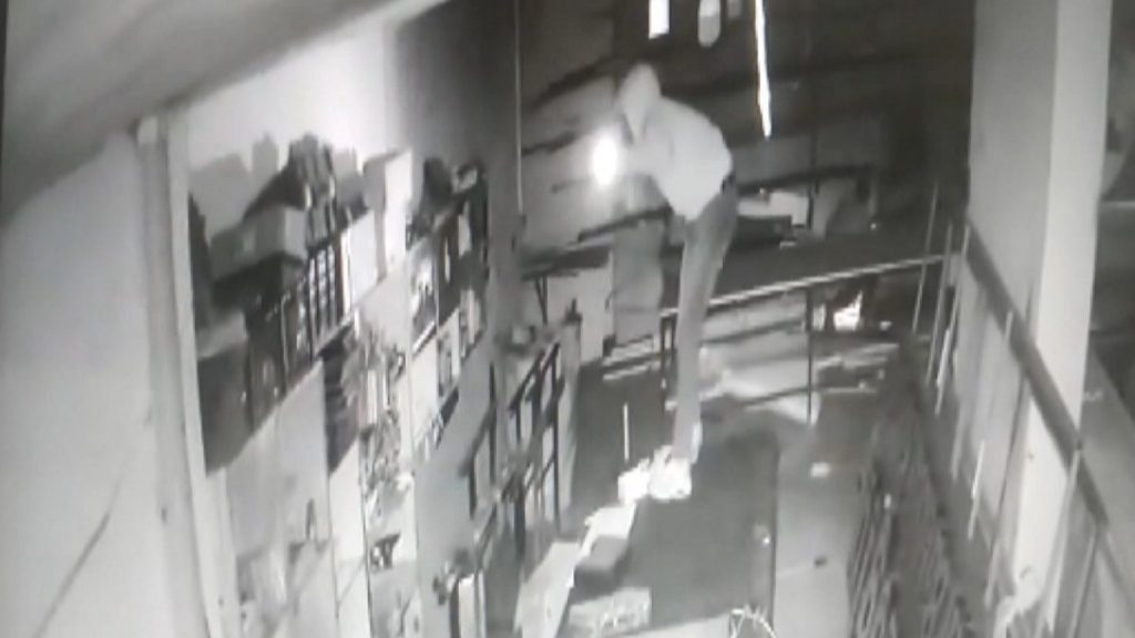 Esenyurt’taki hırsız, tabelacıdan 15 bin liralık malzeme çaldı