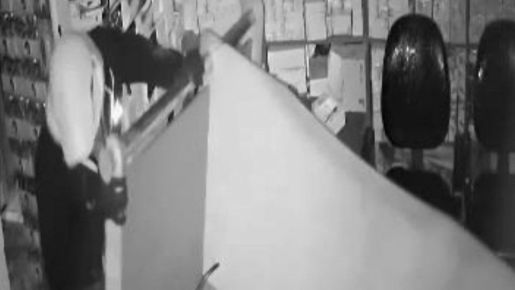 Gaziosmanpaşa’da 400 kiloluk çelik kasayı sürükleyerek çaldılar