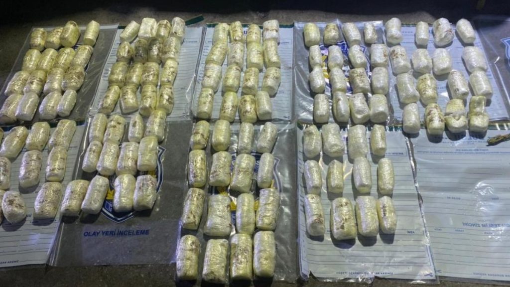 Hakkari’de polis memurunun aracından 52 patlayıcı çıktı