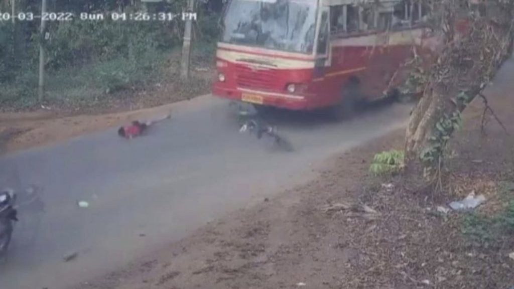 Hindistan’da bisikletli çocuk, ezilmekten son anda kurtuldu