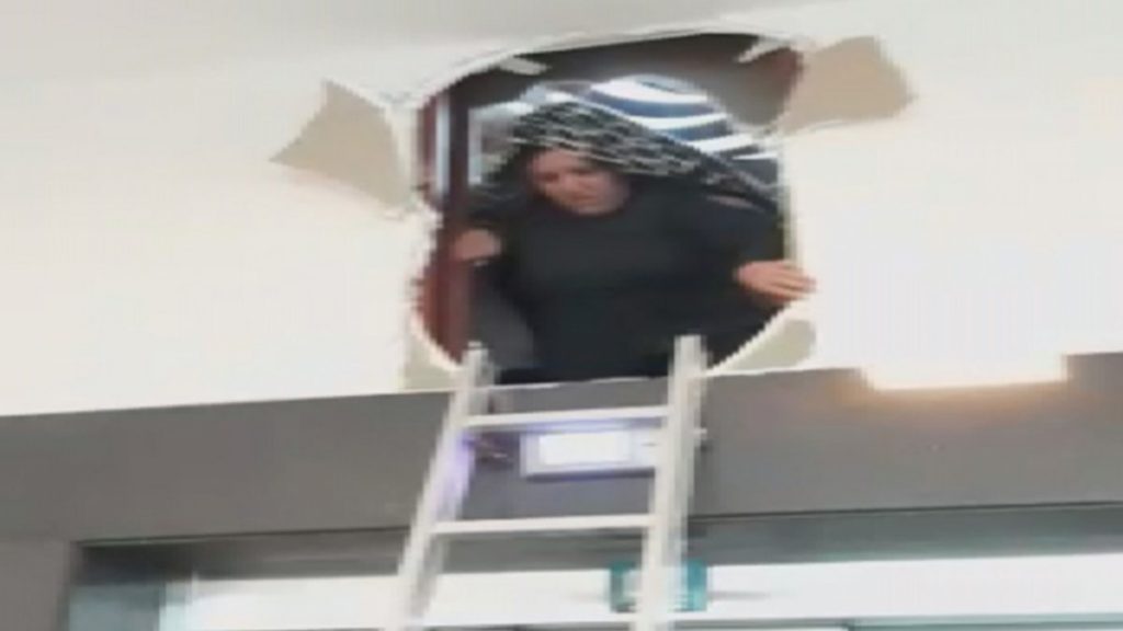 İstanbul’da hastane asansöründe kalan 10 kişi, duvarı kırarak kurtuldu