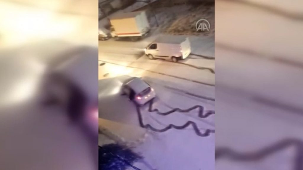 İstanbul’da karlı yolda sürücüler zor anlar yaşadı