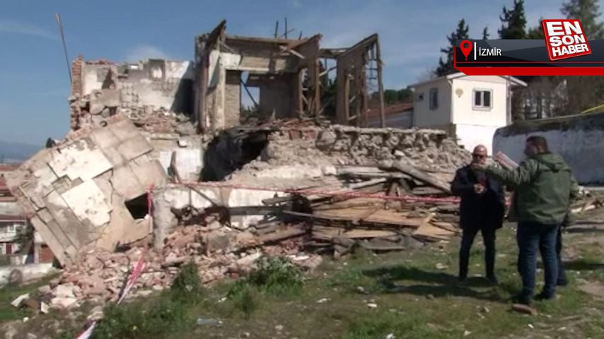 İzmir’de metruk bina, hurdacının üzerine yıkıldı