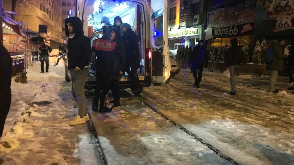 İzmit’te kadını döven saldırgana gece kulübü çalışanlarından dayak