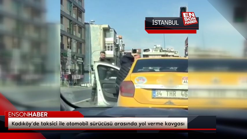 Kadıköy’de taksici ile otomobil sürücüsü arasında yol verme kavgası