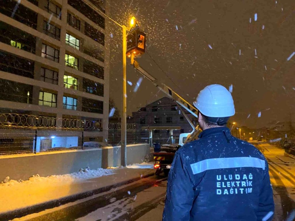 Kar fırtınası etkisini gösterdi, enerji nöbeti devam ediyor