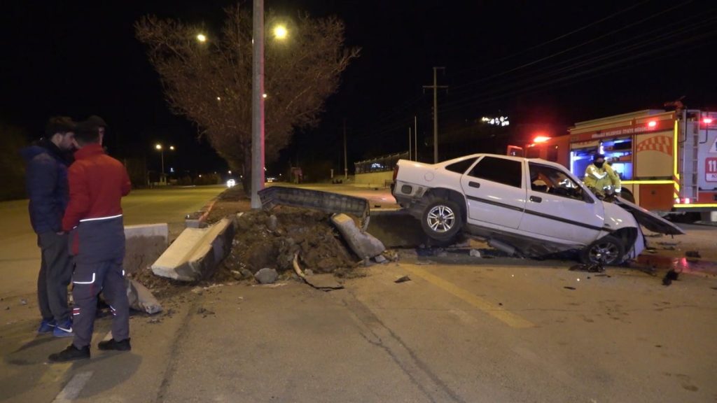 Kırıkkale’de kaza yapan sürücü, hurdaya dönen otomobilde sıkıştı