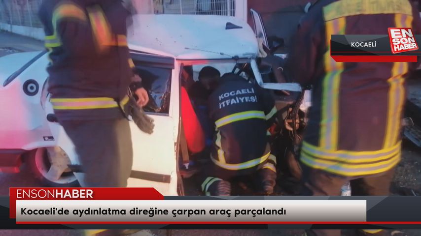 Kocaeli’de aydınlatma direğine çarpan araç parçalandı