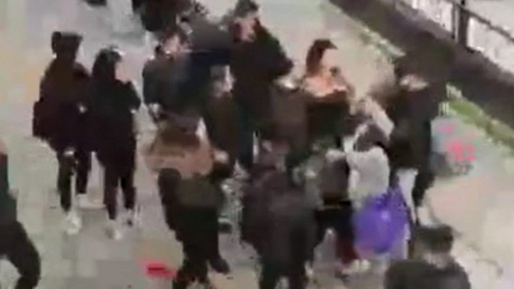 Küçükçekmece’de liseli kızların yumruklu kavgası