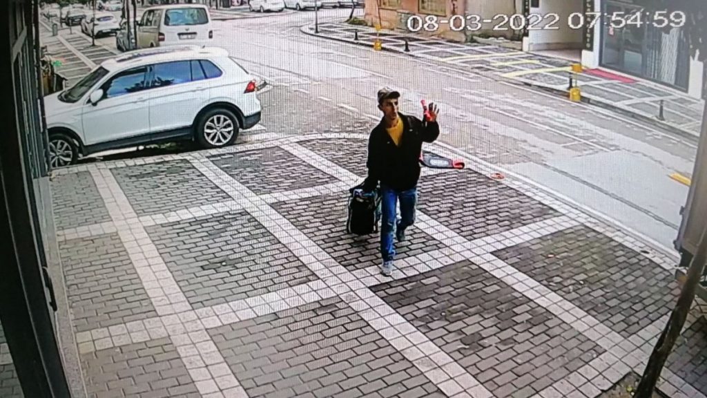 Manavgat’taki taksi durağında şoförün uyuduğunu gördü, telefonu çaldı