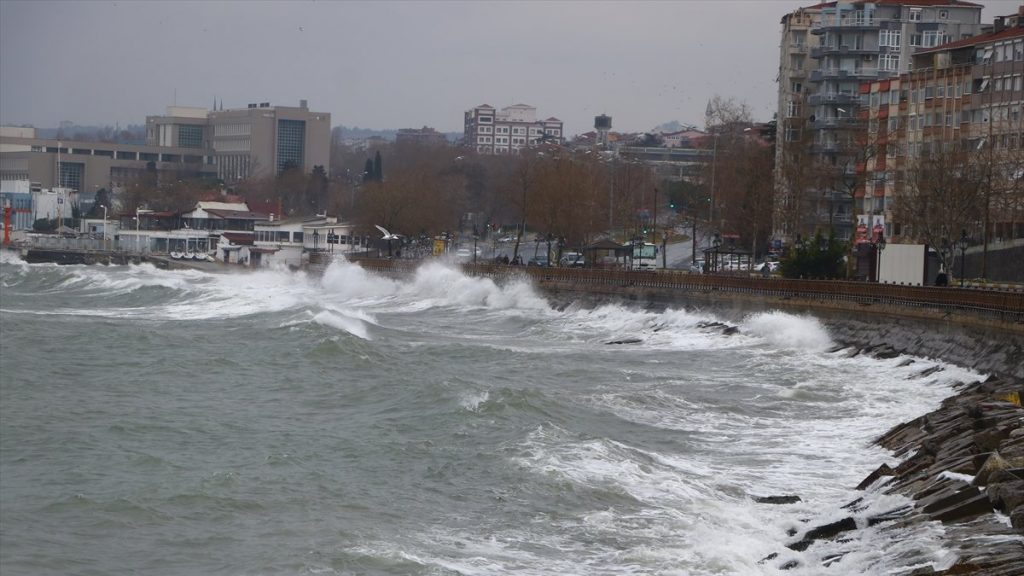Marmara Denizi’nde şiddetli poyraz ulaşımı engelledi
