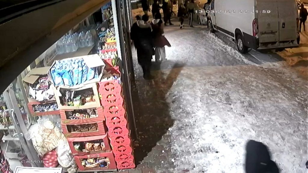 Pendik’te iki aile üyeleri sokakta kavga etti