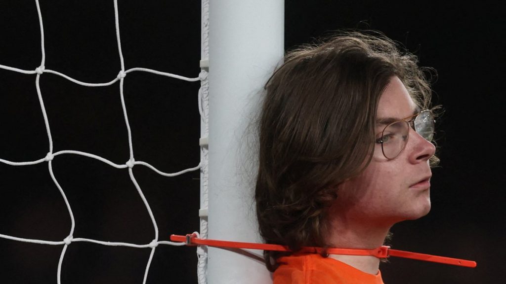 Premier Lig’de çarpıcı protesto: Kendisini direğe bağladı