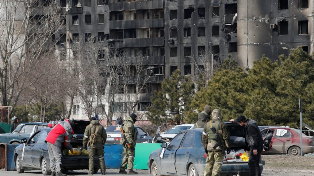 Rus bombalarıyla harabeye dönen şehir: Mariupol