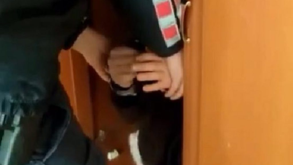 Sakarya’da eşyalarını sattığı yazlık eve ikinci kez giren hırsız gardıropta yakalandı