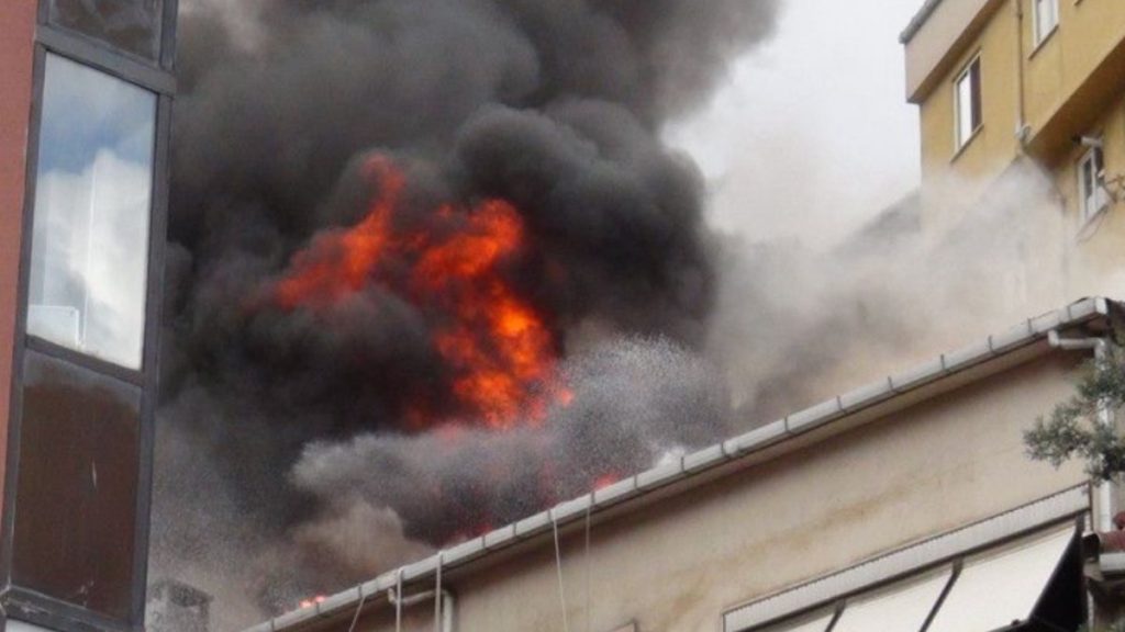 Şişli’de yangın, kar altında sokakta kaldılar