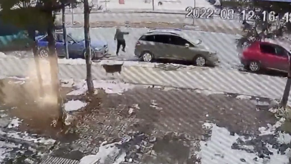 Sivas’ta sokak köpeğinden kaçan çocuğa otomobil çarptı