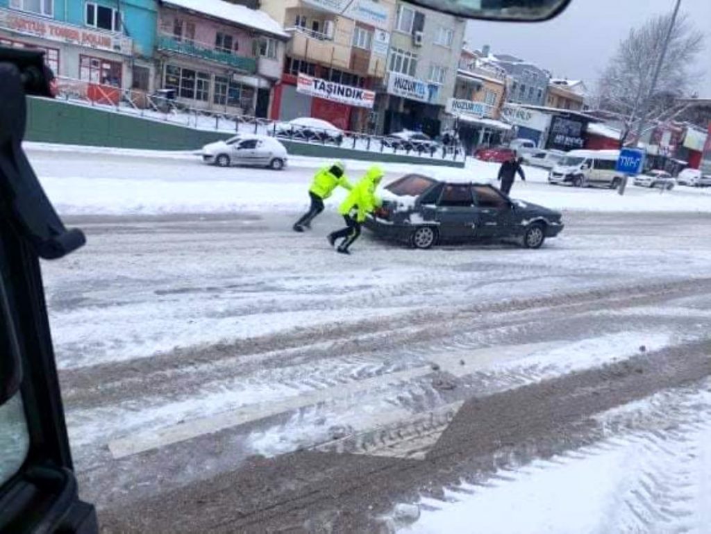 Son dakika haberi! Bursa’da trafik polislerinin karla mücadelesi takdir topladı