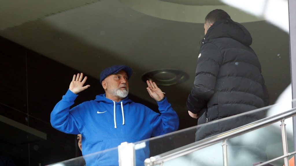 Tribünlerden Hikmet Karaman’a istifa çağrısı