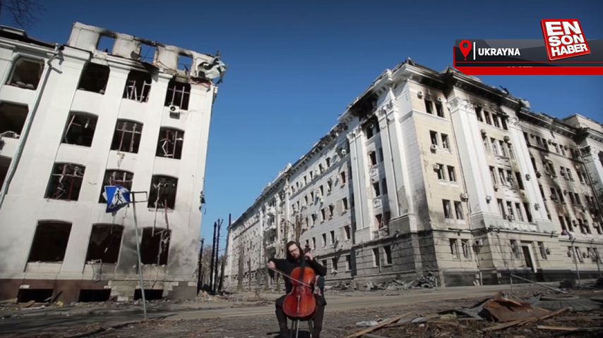 Ukraynalı çellist, Rus saldırılarında harabeye dönen binalar önünde çello çaldı