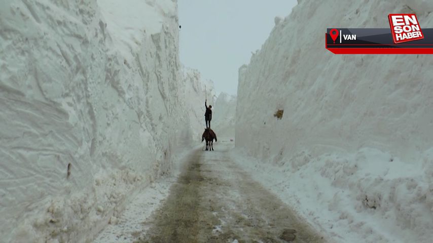 Van’da çığ nedeniyle metrelerce karın biriktiği köy yolunda tehlikeli yolculuk