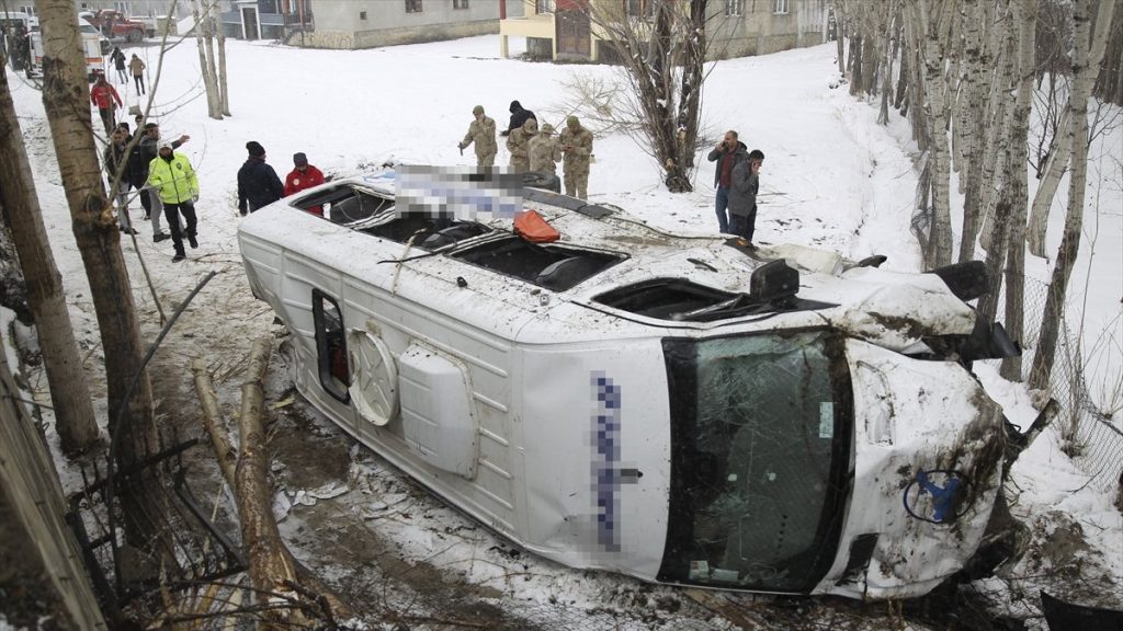 Van’da yolcu minibüsü devrildi: 14 yaralı