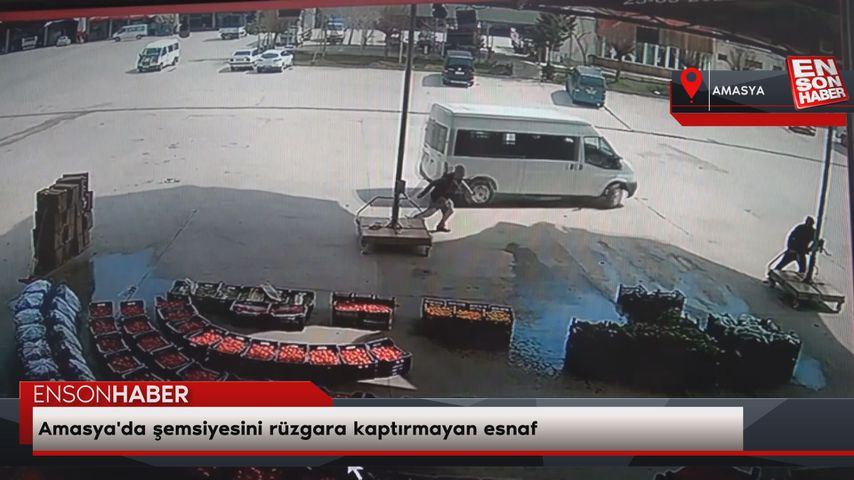 Amasya’da şemsiyesini rüzgara kaptırmayan esnaf